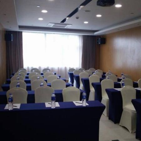 Holiday Inn Express Shanghai Nanhuizui Экстерьер фото