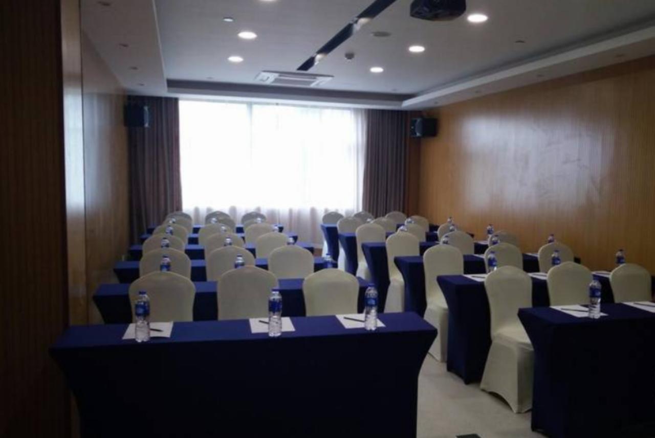 Holiday Inn Express Shanghai Nanhuizui Экстерьер фото